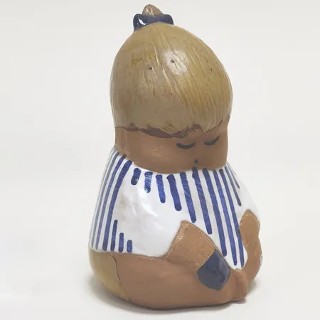 Figurin, Johanna (ca.1962-1980) ur serien Larsons ungar, Lisa Larson, Gustavsberg, höjd: ca.16cm, delvis glaserat stengods, sliten etikett, smärre glasyrdefekter
Skickas med postpaket Vikt: 0 g