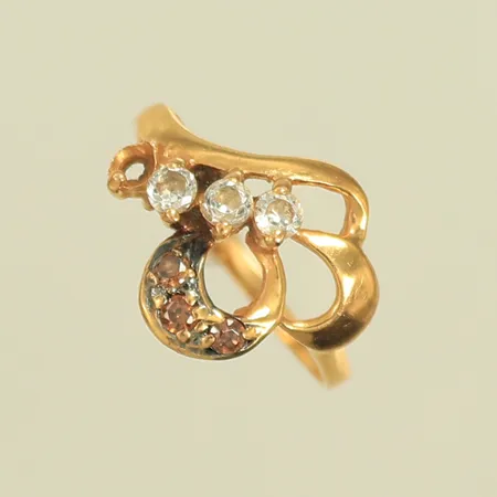 Ring med bruna och vita stenar, stl 16½, bredd 2-13mm, en vit sten saknas, ojämn skena, 21K, 2,3g Vikt: 2,3 g