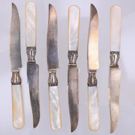 6 Fruktknivar, silverdetalj i midjan, pärlemoskaft, stålblad, 15,5cm, sterling Vikt: 129,5 g