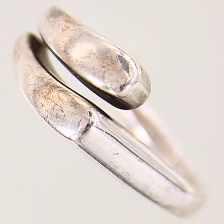 Ring med dekor, stl 16¾, bredd 2,5-9mm, silver 925/1000 Vikt: 6,5 g