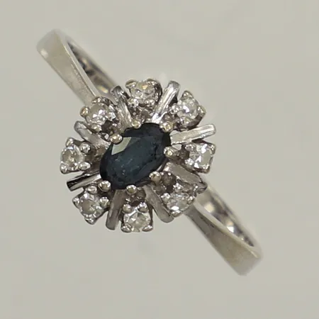 Ring diamanter 8x0,01ct, blå sten, stl 18, bredd 10mm, vitguld, 14K Vikt: 2,3 g