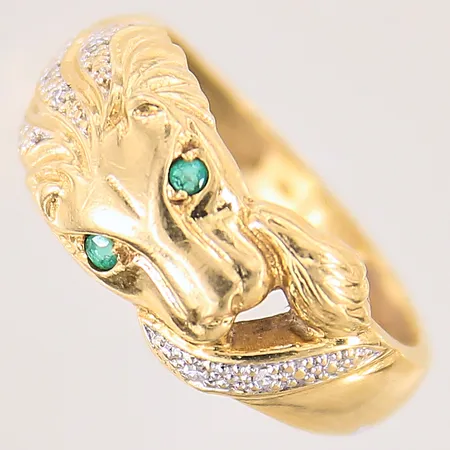 Ring med 8/8-slipade diamanter 6 x ca 0,005ct samt troligen 2st smaragder, motiv av djur, stl 16¾, bredd 2,6-8mm, 18K Vikt: 4,2 g