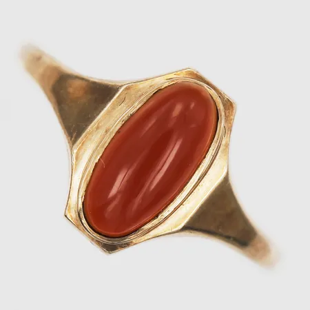 Ring med sten, troligen karneol, stl 14½, bredd 1-9mm, skev, sten löst infattad, 14K  Vikt: 0,9 g