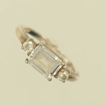 Ring med 3 vita stenar, stl 16¾ bredd 2-7mm, skev skena, 925/1000-delar 3,1g totalt.