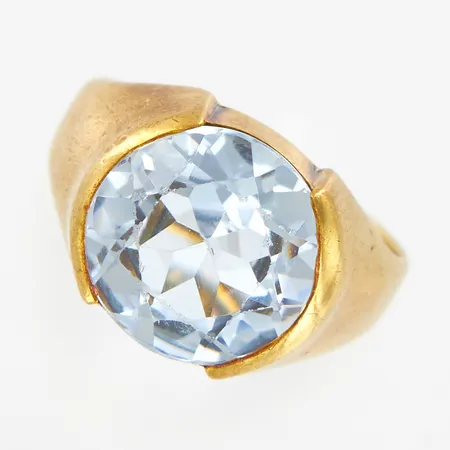 Ring med blå sten, stl 14½, bredd 2,5-11mm, skev, nagg, 14K Vikt: 3,6 g