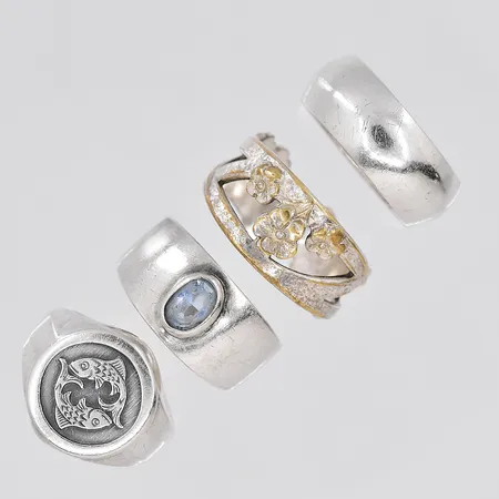 4 Ringar, stl ca 17¼, en öppen skena, silver 830/1000 Vikt: 12,6 g