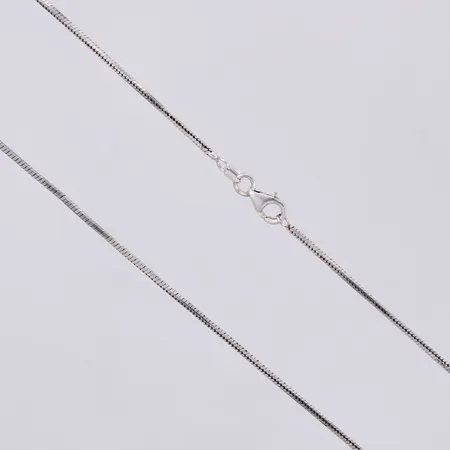 Kedja rundad Venezia, längd ca 44,5cm, bredd ca 1mm, 830/1000 silver Vikt: 4 g