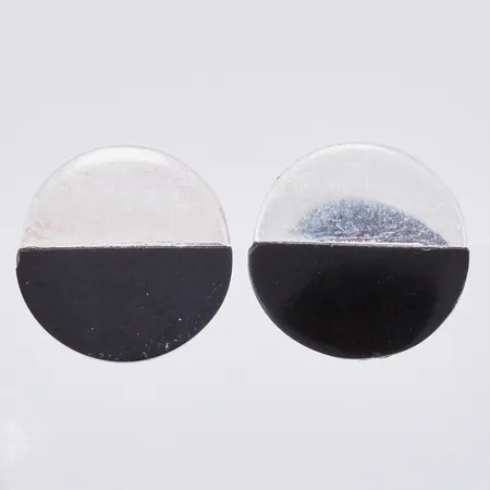 Ett par örhängen med svart emalj, Ø ca 1cm, 925/1000 silver Vikt: 1,4 g