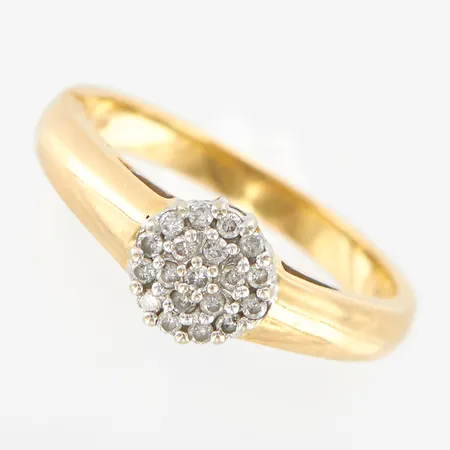 Ring med 19 diamanter 0,20ctv, stl 18¾, bredd: 3-7mm, 18K Vikt: 4,3 g