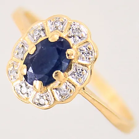 Ring med safir samt diamanter 10 x ca 0,005ct, stl 16¾, bredd 1,5-10mm, GFAB, bucklig skena, safir med slitage samt mindre nagg på fasetter, 18K Vikt: 2 g