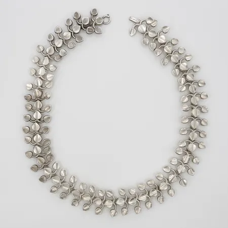 Collier, längd 55cm, bredd 28mm, Michelsen Aktiebolag A Stockholm 1960, defekt/lagat lås, 925/1000 silver Vikt: 127,7 g