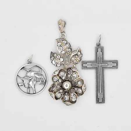 3 Hängen, vita stenar, silver  Vikt: 16,9 g