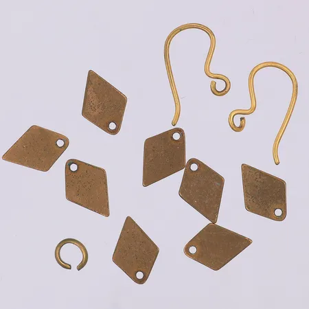 Kalevala, bronsdelar till ett par örhängen