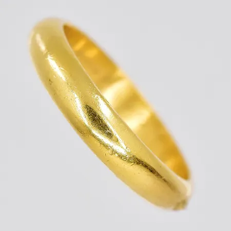 Ring, stl 18¾, graverad, defekt, 23K Vikt: 6,8 g