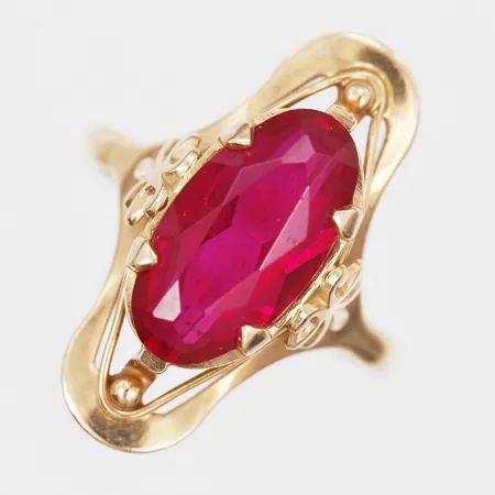 Ring med röd sten, stl 18¼, bredd 2-25mm, 14K  Vikt: 4,6 g