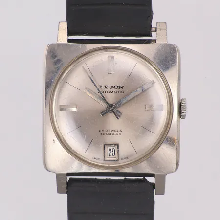 Herrur Lejon, automat, 32 x 32mm, serienr 42524, gummiband ej original, repigt glas