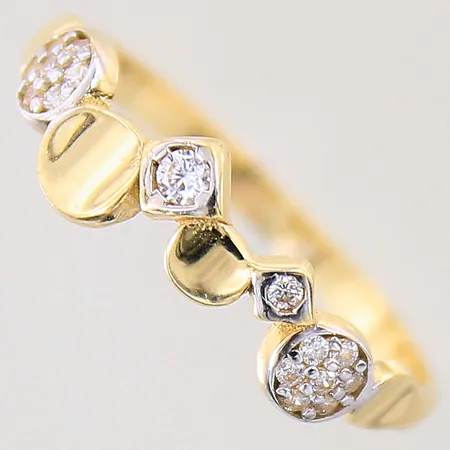 Ring med vita stenar, stl 18½, bredd 1,8-6,1mm, 18K Vikt: 1,9 g