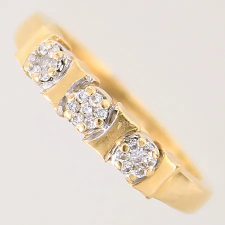 Ring med diamanter 3 x ca 0,01ct, 18 x ca 0,005ct, stl 18, bredd 1,9-4,3mm, GHA, 18K Vikt: 3,8 g