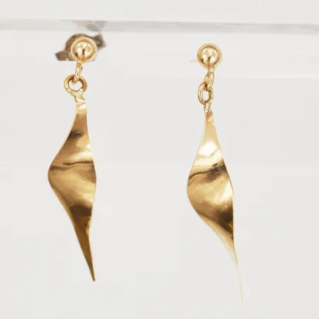 Ett par örhängen med vriden design, längd: 30mm, bredd: 5mm, en snurrebuss i silver medföljer, en snurrebuss saknas, 18K guld. Vikt: 0,8 g