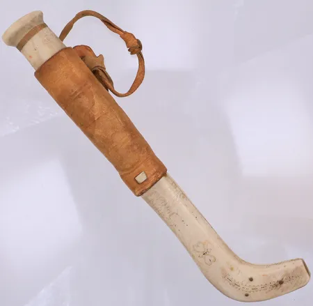 Halvhornskniv,  signerad E.G, 24cm, trä, horn & läder, sliten, spricka, inget bra klick