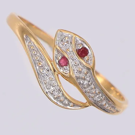 Ring, orm diamanter 2 x ca0,01 + 3 x ca0,005ct, rubiner, stl 19¾, kattfot, 18K Vikt: 2 g