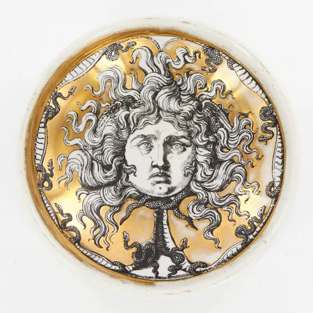 Skål/askfat av Pierro Fornasetti, Italien, med medusadekor, Ø12,5cm, höjd ca 3cm, sliten förgyllning Vikt: 0 g