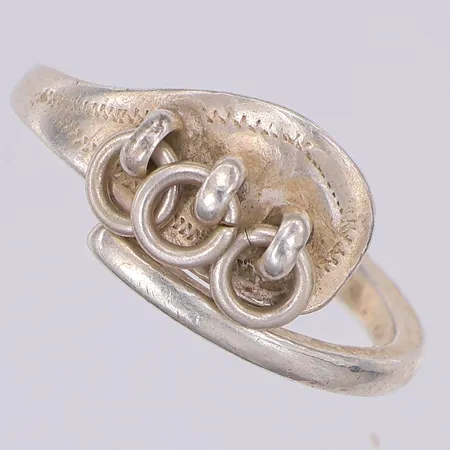 Ring, hängen, stl16½, regelbar storlek, Jokkmokks tenn, 925/1000 silver Vikt: 3,2 g