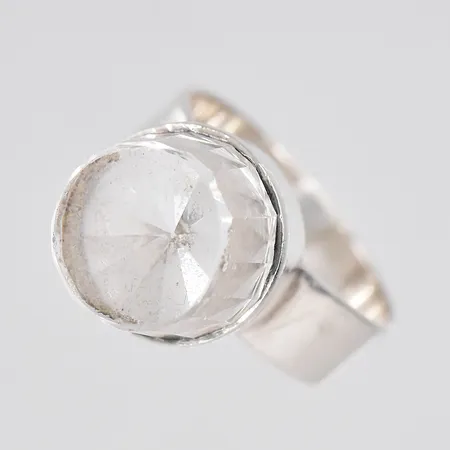 Ring med vit sten, stl 17½, Ø 13,4mm, silver 830/1000 Vikt: 7,3 g