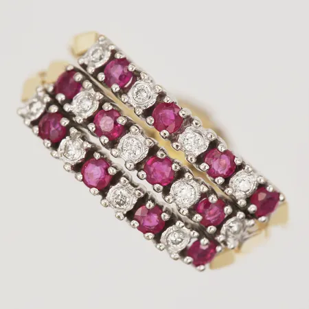 Ring tredelad med rubiner och diamanter 12 x ca. 0,01ct, stl: 18¾, bredd: 9-5mm, skeva skenor, 18K guld. Vikt: 4,1 g