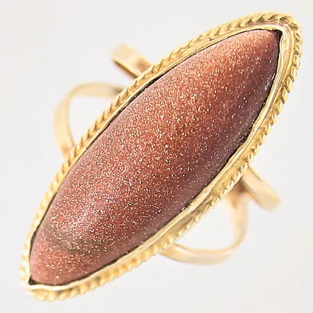 Ring med solsten, stl 18¼, bredd 3,5-31,2mm, skadad sten, bucklig infattning, 18K Vikt: 5,4 g