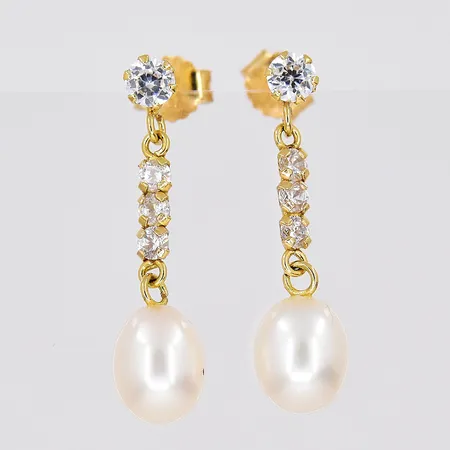 Ett par örhängen, längd 20mm, vita stenar, 18K Vikt: 1,4 g