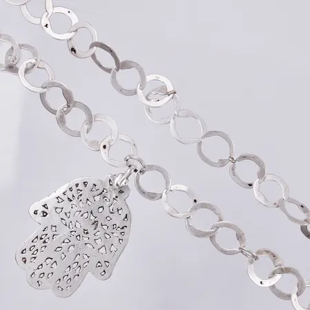 Collier, längd: ca 64cm, bredd: ca 13mm, Fatimas hand, längd: ca 8cm, bredd: ca 51mm, ostämplat silver Vikt: 69,2 g