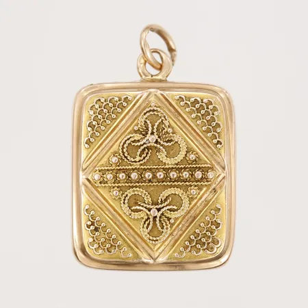 Hänge medaljong, längd 37mm inklusive ögla, bredd 23mm, del i oädel metall, 14K Bruttovikt 15,5g