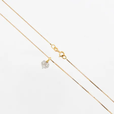 Kedja Venezia 43cm, bredd:1mm, hänge med 13 diamanter 0,26ctv, 11mm, bredd: 8mm, GHA, 18K  Vikt: 3,3 g