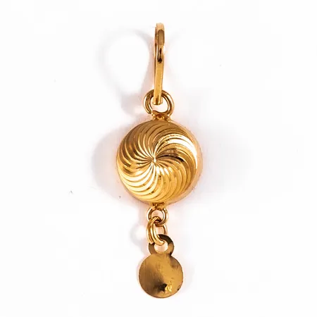 Hänge i 21K guld: Kupolform med fasetterat mönster. Det är 10 mm brett, 30 mm långt inkl. ögla och väger 0,9g.