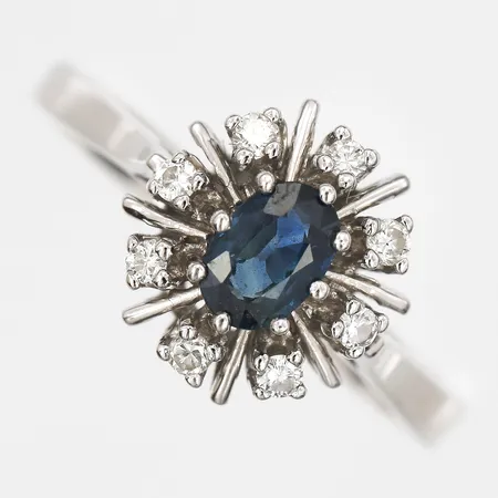 Ring med blå sten och diamanter 8x ca 0,02ct, stl 18½, bredd 2-11mm, vitguld, 18K Vikt: 4,1 g