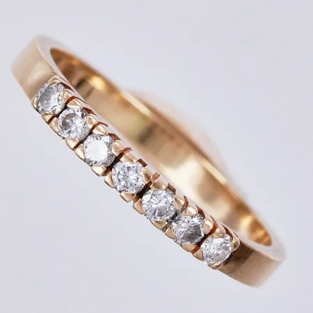 Ring med diamanter 0,28ctv enligt gravyr, stl ca 18½, bredd ca 2mm, Hans Strömdahl AB år 1990, 18K Vikt: 2,9 g