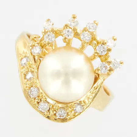 Ring, stl 14¾, bredd 3-15mm, 17st diamanter, 0,23ctv, pärla Ø8mm, en sten saknas, 18K Vikt: 4,9 g