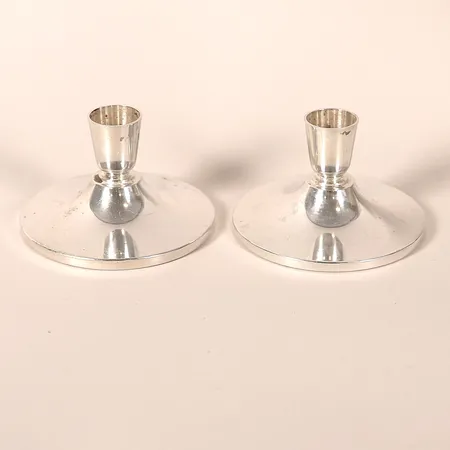 Ett par ljusstakar, Atelier Borgila AB, Stockholm år 1963, höjd: 5,4 cm, Ø 8,9 - 2,5 cm, personlig gravyr, 925/1000 silver. Vikt: 179,4 g