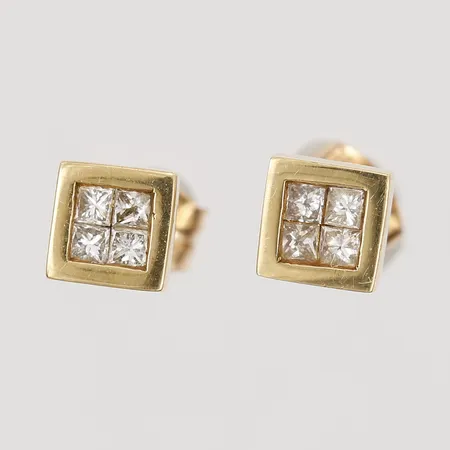 Ett par örhängen med prinsesslipade diamanter 8xca0,025ct, höjd: 5 mm, bredd: 5 mm, 18K guld. Vikt: 1,2 g