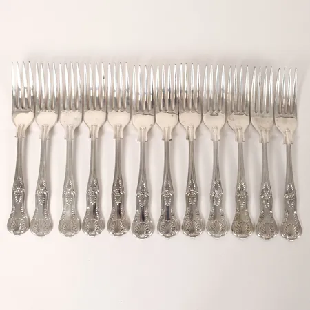 12 Bordsgafflar, modell Engelsk Snäck (Kings Pattern), William Yates, Sheffield, England, längd: 180 mm, bestickschatull i trä medföljer, 830/1000 silver. Vikt: 682,7 g
