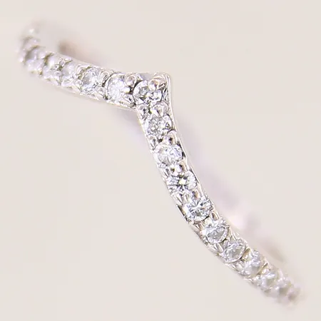 Ring V-formad med diamanter 23 x ca 0,02ct, stl 17¼, bredd 1,8mm, gravyr, vitguld, 18K Vikt: 2,4 g