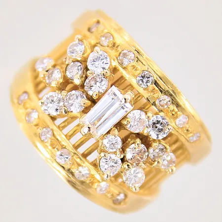 Ring med diamanter 14 x ca 0,01-0,015ct, 16 x ca 0,02-0,05, samt baguette-slipad 1 x ca 0,18ct, stl 17¾, bredd 6-15,6mm, ojämnheter, slitna klor, 18K Vikt: 8,7 g