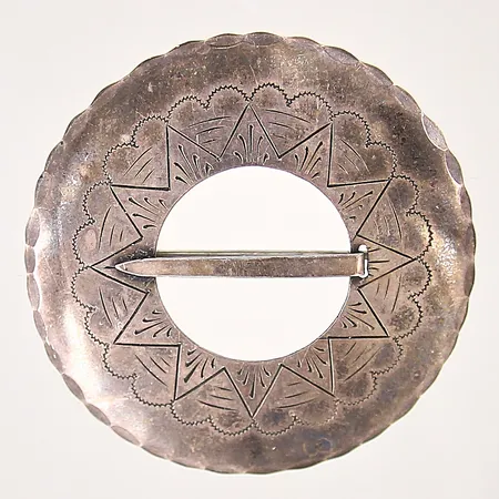 Brosch med dekor, Ø47mm, silver 830/1000 Vikt: 6,8 g