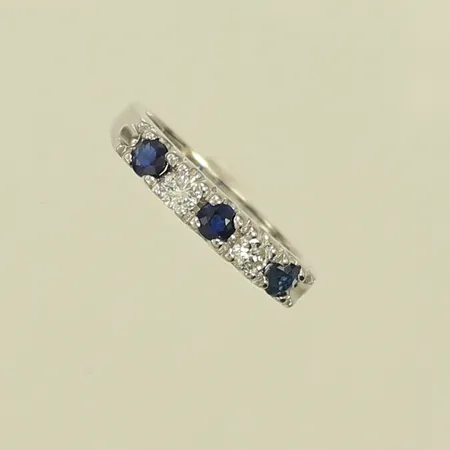 Ring, vitguld med blå stenar samt diamanter, totalt 0,20ct, stl 16, 18K 3,3g 