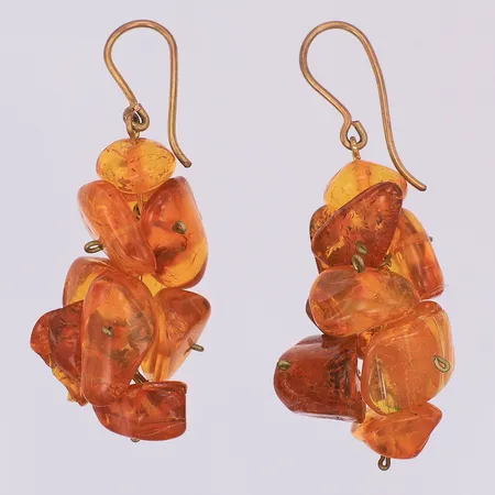 Ett par örhängen, bärnstenar, 42mm, doublé metallkrokar Vikt: 0 g