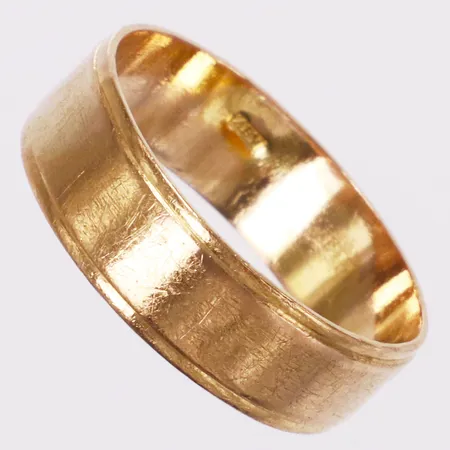 Ring, slät, stl 18¼, bredd 5,8mm, repig, 21K Vikt: 4 g