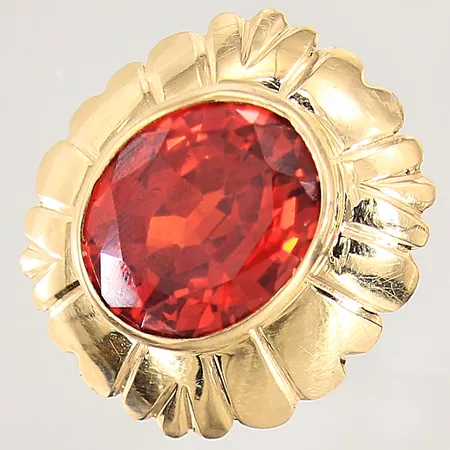 Ring med orange sten, stl 19¼, bredd 6-34,5mm, smärre nagg, ostämplad, 18K Vikt: 25,9 g