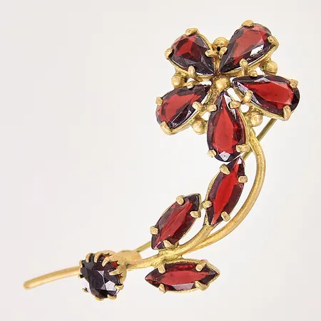 Brosch med granater, 51x20mm, nagg, skev nål, flera klor sneda, oädel metall