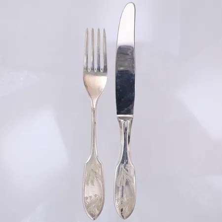 Ett par serveringsbestick, modell Tornedal, 18/20cm, Mema år 1964/1972, gravyr baksida, knivblad i stål, 830/1000 silver Vikt: 73,7 g